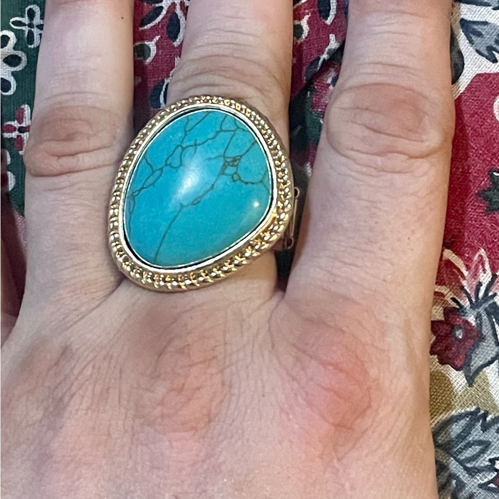 Turquoise gold tone ring